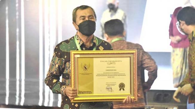 Gubernur Riau Syamsuar Raih Penghargaan Paramakarya 2021