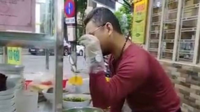Bikin Parodi Video Salt Bae, Penjual Mie di Vietnam Ini Dipanggil Polisi