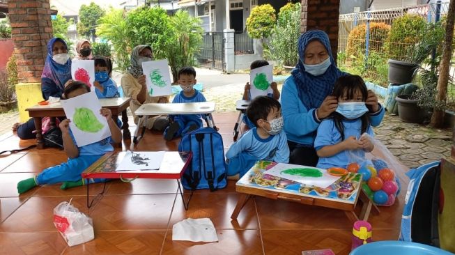 Siswa PAUD Anyelir belajar di teras lantaran tak mampu bayar iuran gedung, Kamis (18/11/2021). [Muhammad Jehan Nurhakim/Suara.com]