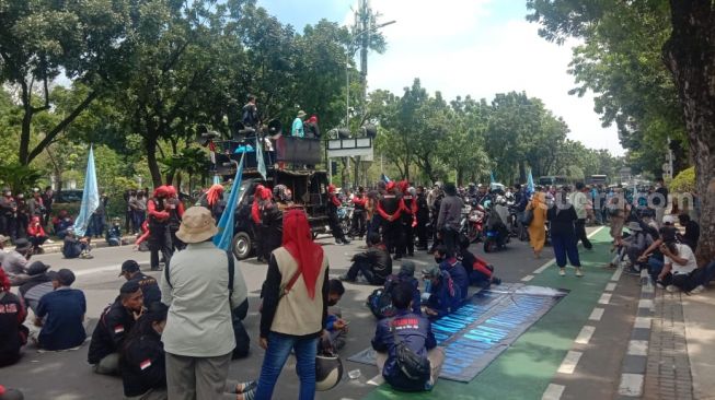 Tuntut Kenaikan UMP 2022, Buruh Tutup Jalan Gara-gara Anies Tak Kunjung Keluar Kantor