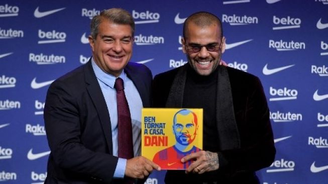 Dani Alves diperkenalkan secara resmi sebagai pemain Barcelona, Rabu (17/11/2021). [AFP]