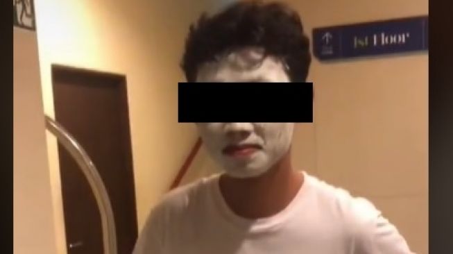 Ambil Pesanan Makanan Tengah Malam dengan Penampilan Tak Biasa (TikTok)