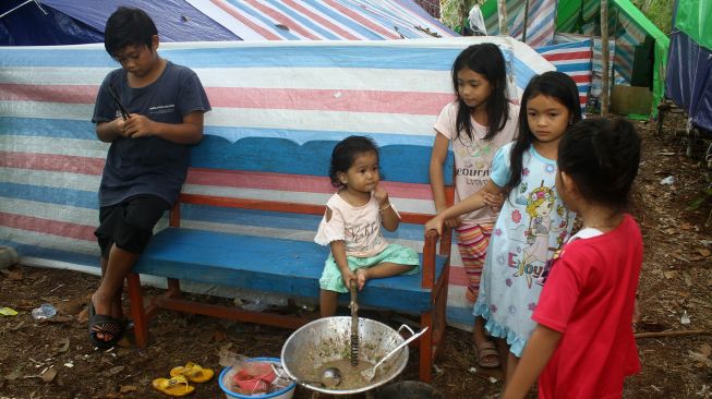 Sejumlah anak bermain di pengungsian di dalam hutan Desa Sungai Rambai, Kelurahan Mekar Jaya, Kabupaten Sintang, Kalimantan Barat, Rabu (17/11/2021). ANTARA FOTO/Jessica Helena Wuysang