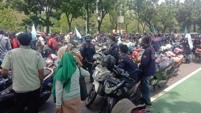 Buruh FSP LEM SPSI demonstrasi menuntut kenaikan UMP di depan Balai Kota DKI Jakarta, Kamis (18/11/2021). (Suara.com/Fakhri)