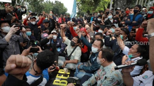 Gubernur DKI Jakarta Anies Baswedan duduk bareng dengan massa demo buruh di depan Balai Kota Jakarta, Kamis (18/11/2021). [Suara.com/Fakhri Fuadi Muflih]