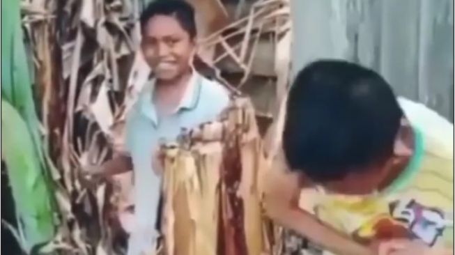 Duh! Tirukan 'Salam dari Binjai', Ending Bocah Ini Malah Berakhir di Tukang Urut