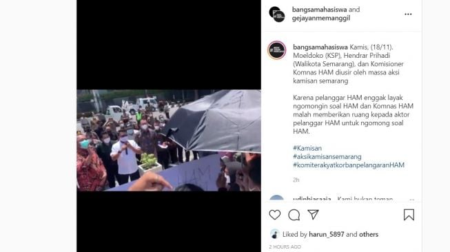 Kepala Staf Presiden Moeldoko dan rombongan Wali Kota Semarang Hendrar Prihadi diusir dari aksi kamisan yang diselenggarakan di Taman Signature, depan Paragon, Kota Semarang. [Instagram]