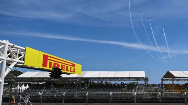 Pesawat dari Jupiter Aerobatic Team TNI AU beraksi saat sesi latihan jelang pembukaan World Superbike (WSBK) di kawasan sirkuit Pertamina Mandalika International Street Circuit, Lombok Tengah, Nusa Tenggara Barat, Kamis (18/11/2021). ANTARA FOTO/Sigid Kurniawan/wsj. (ANTARA FOTO/SIGID KURNIAWAN)