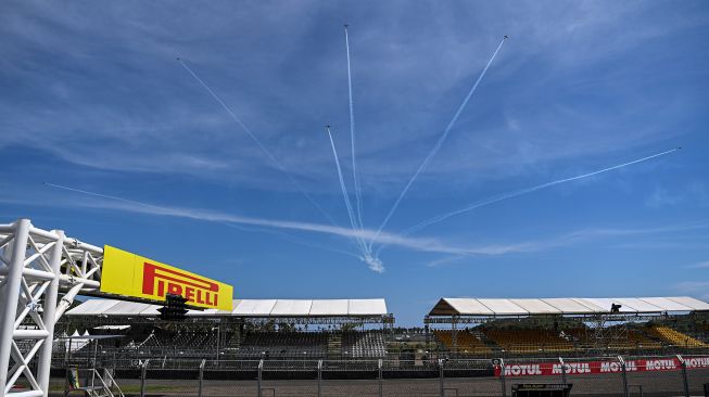 Pesawat dari Jupiter Aerobatic Team TNI AU beraksi saat sesi latihan jelang pembukaan World Superbike (WSBK) di kawasan sirkuit Pertamina Mandalika International Street Circuit, Lombok Tengah, Nusa Tenggara Barat, Kamis (18/11/2021).  ANTARA FOTO/Sigid Kurniawan