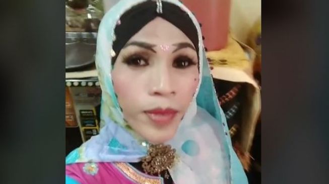 Viral Ibu Bikin Bentuk Alis Bercabang, Disebut Mirip Ular (tiktok.com/maminovalkibot1)