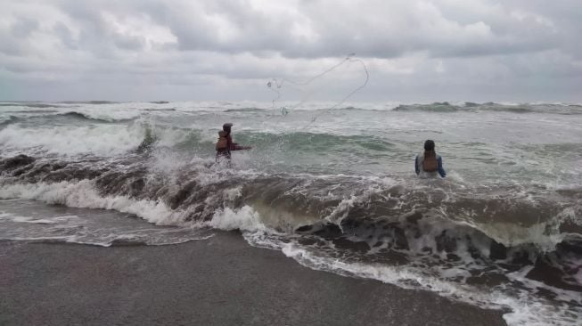 BMKG Ingatkan Potensi Tinggi Gelombang di Pesisir Selatan Indonesia, Apa Penyebabnya?