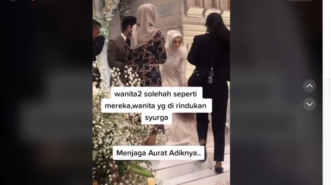 Artis dan sekaligus Pendakwah Oki Setiana Dewi yang berlari menuju pelaminan untuk menutup aurat sang adik, Ria Ricis. [TikTok]