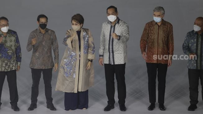 Menteri Pendidikan, Kebudayaan, Riset, dan Teknologi Nadiem Makarim (kedua kiri) berfoto bersama Menteri Perdagangan Muhammad Lutfi (ketiga kanan) saat pembukaan gelaran Jakarta Muslim Fashion Week di Stadion Aquatic, Gelora Bung Karno, Jakarta, Kamis (18/11/2021). [Suara.com/Angga Budhiyanto]