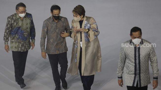 Menteri Pendidikan, Kebudayaan, Riset, dan Teknologi Nadiem Makarim (kedua kiri) berjalan usai memberikan sambutan saat pembukaan gelaran Jakarta Muslim Fashion Week di Stadion Aquatic, Gelora Bung Karno, Jakarta, Kamis (18/11/2021). [Suara.com/Angga Budhiyanto]