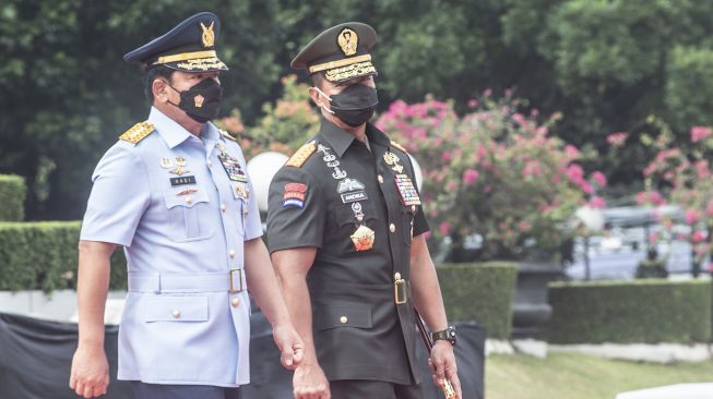 Pejabat lama Panglima TNI Marsekal TNI Hadi Tjahjanto (kiri) bersama pejabat baru Panglima TNI Jenderal TNI Andika Perkasa (kanan) berjalan memasuki lapangan untuk memimpin upacara Serah Terima Jabatan Panglima TNI di Mabes TNI, Cilangkap, Jakarta, Kamis (18/11/2021). ANTARA FOTO/Muhammad Adimaja
