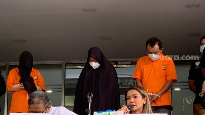 Eks ART keluarga Nirina Zubir, Riri Khasmita dihadirkan oleh Polda Metro Jaya, Kamis (18/11/2021). [Evi Ariska/Suara.com]