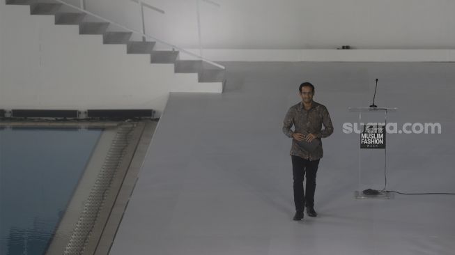 Menteri Pendidikan, Kebudayaan, Riset, dan Teknologi Nadiem Makarim berjalan usai memberikan sambutan saat pembukaan gelaran Jakarta Muslim Fashion Week di Stadion Aquatic, Gelora Bung Karno, Jakarta, Kamis (18/11/2021). [Suara.com/Angga Budhiyanto]