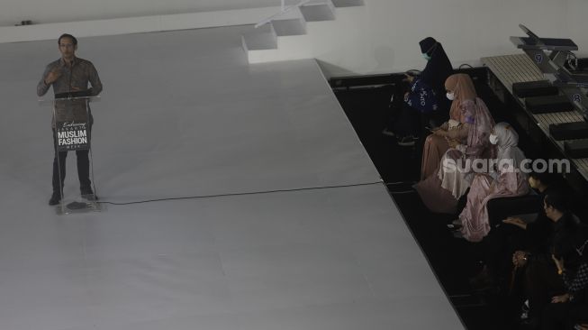 Menteri Pendidikan, Kebudayaan, Riset, dan Teknologi Nadiem Makarim memberikan sambutan saat pembukaan gelaran Jakarta Muslim Fashion Week di Stadion Aquatic, Gelora Bung Karno, Jakarta, Kamis (18/11/2021). [Suara.com/Angga Budhiyanto]