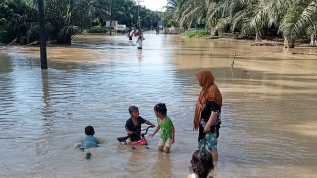 300 Rumah di Aceh Timur Terendam Banjir, Warga Masih Bertahan di Rumah