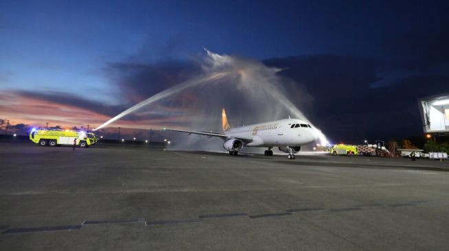 Penerbangan Perdana Super Air Jet ke Bandara Ngurah Rai Bali Disambut Water Salute