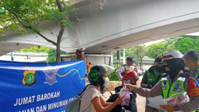 Tak Ditilang, Polisi Malah Bagi-bagi Sarapan ke Pelanggar Operasi Zebra Jaya, Kok Bisa?