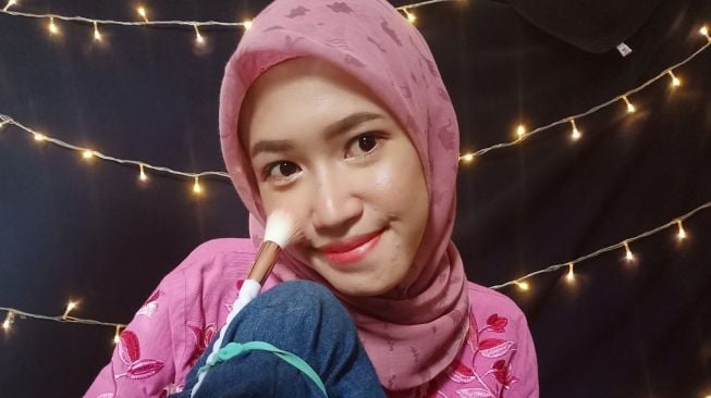 Bangkit dari Keterpurukan, Gadis Disabilitas Ini Sukses Jadi Konten Kreator Makeup Handal