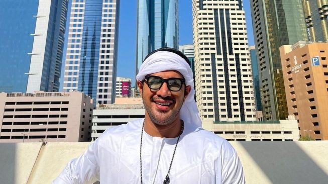 Gaya Artis Pria Liburan ke Dubai. [Instagram/@ammarzoni]