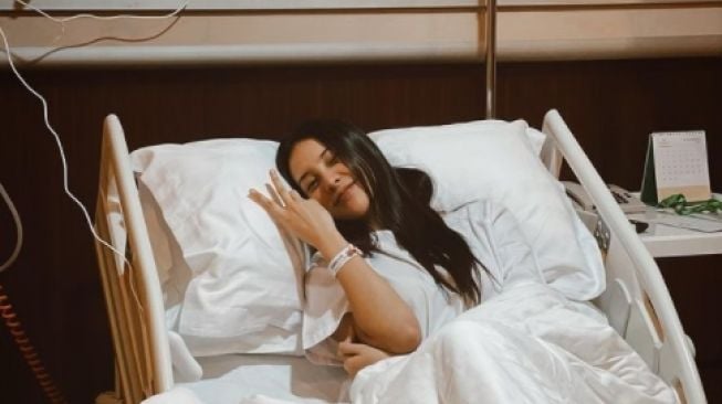 Anya Geraldine terbaring di rumah sakit karena sakit usus [Instagram/@anyageraldine]