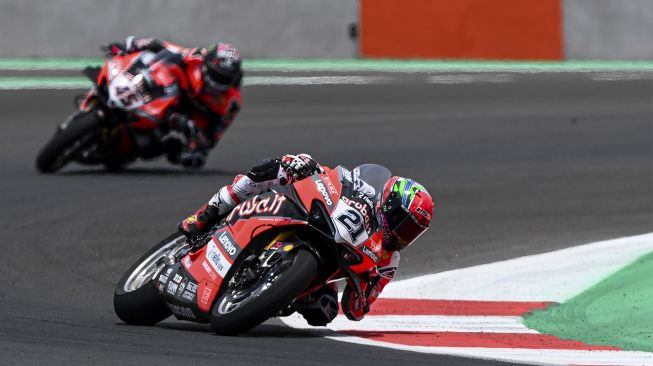 Pembalap tim Aruba. it Racing - Ducati WorldSBK Michael Ruben Rinaldi (kanan) melaju saat sesi latihan bebas pertama (FP1) di Pertamina Mandalika International Street Circuit, Lombok Tengah, Nusa Tenggara Barat (NTB), Jumat (19/11/2021). [ANTARA FOTO/Sigid Kurniawan]