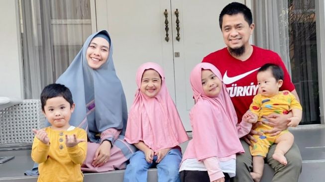 Potret Suami dan Anak Oki Setiana Dewi (Instagram/@okisetianadewi)