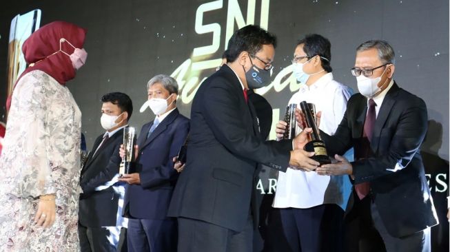 Konsisten Berinovasi, Dua Pabrik Produsen Makanan Ini Raih SNI Awards