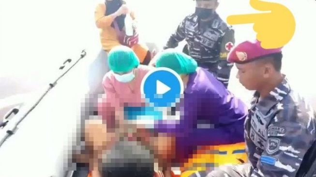 Viral Ibu Hamil Melahirkan Saat Banjir di Perahu Karet TNI AL, Ini Kronologinya