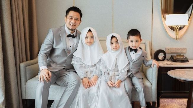 Potret Suami dan Anak Oki Setiana Dewi (Instagram/@oryvitrio)