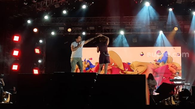 Ariel NOAH menjadi kejutan spesial saat Bunga Citra Lestari tampil sebagai pembuka di Konser Danamon New Live Experience Vol 2 di JIExpo, Kemayoran, Jakarta, Jumat (19/11/2021) malam. [Ismail/Suara.com]