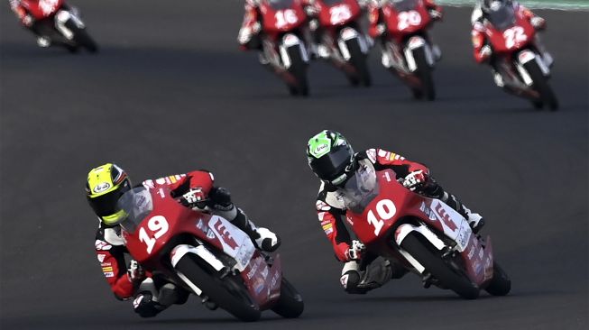 Sejumlah pembalap kelas Idemitsu Asia Talent Cup (IATC) 2021 melaju saat Race 1 di Pertamina Mandalika International Street Circuit, Lombok Tengah, Nusa Tenggara Barat, Jumat (19/11/2021). [ANTARA FOTO/Sigid Kurniawan]