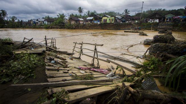 Kondisi salah satu jembatan darurat yang rusak akibat meluapnya sungai Hantakan di Kecamatan Hantakan, Kabupaten Hulu Sungai Tengah, Kalimantan Selatan, Jumat (19/11/2021). [ANTARA FOTO/Bayu Pratama S]