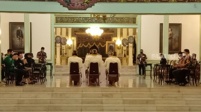 Prosesi pembacaan zikir dan tahlil dalam peringatan 100 hari meninggalnya KGPAA Mangkunegara IX, Jumat (19/11/2021) malam. [Suara.com/Ari Welianto]