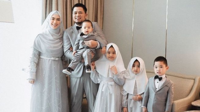 Potret Suami dan Anak Oki Setiana Dewi (Instagram/@oryvitrio)