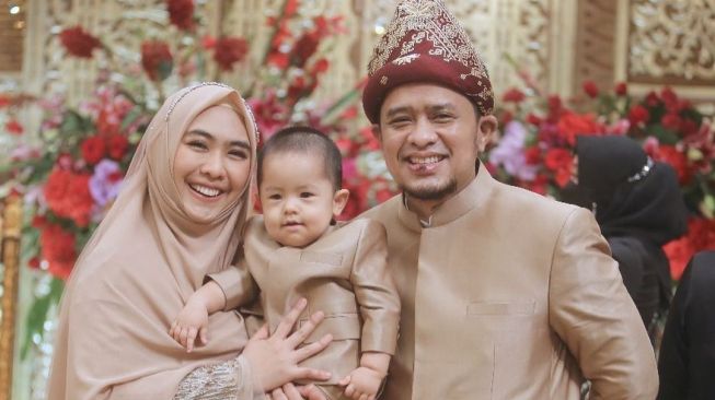 Potret Suami dan Anak Oki Setiana Dewi (Instagram/@oryvitrio)