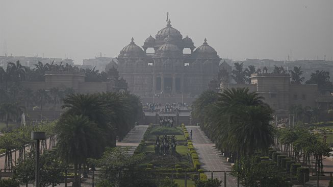 Pemandangan di Kuil Akshardham saat kabut asap tebal di New Delhi, India, pada (16/11/2021). [MONEY SHARMA / AFP]