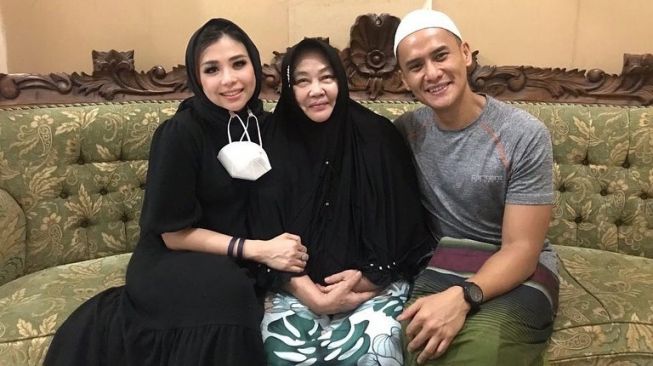 Potret Akrab Choky Sitohang Dan Mertua (Instagram/@mrssitohang)