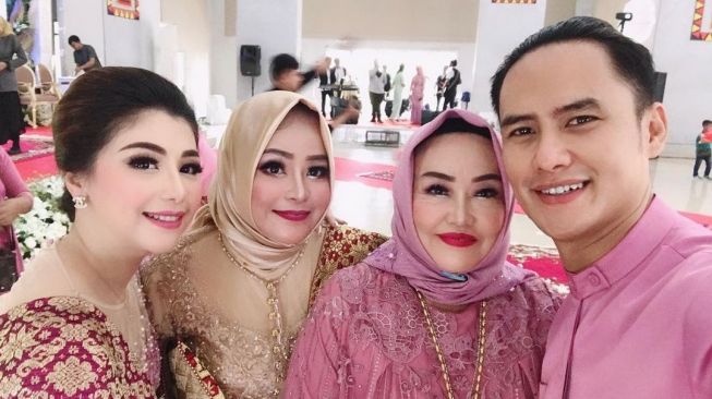 Potret Akrab Choky Sitohang Dan Mertua (Instagram/@mrssitohang)