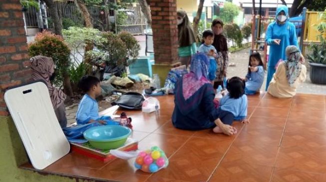Siswa PAUD Anyelir usai menjalani pelajaran di luar gedung, Kamis (18/11/2021). [Muhammad Jehan Nurhakim/Suara.com]