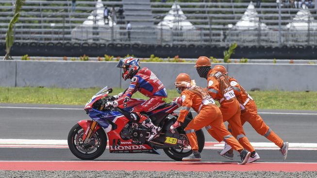 Sejumlah Marshal mendorong motor pembalap saat sesi latihan bebas pertama (Free Practice) balapan World Superbike (WSBK) di Pertamina Mandalika International Street Circuit di KEK Mandalika, Desa Kuta, Kecamatan Pujut, Praya, Lombok Tengah, NTB, Jumat (19/11/2021). [ANTARA FOTO/Ahmad Subaidi]