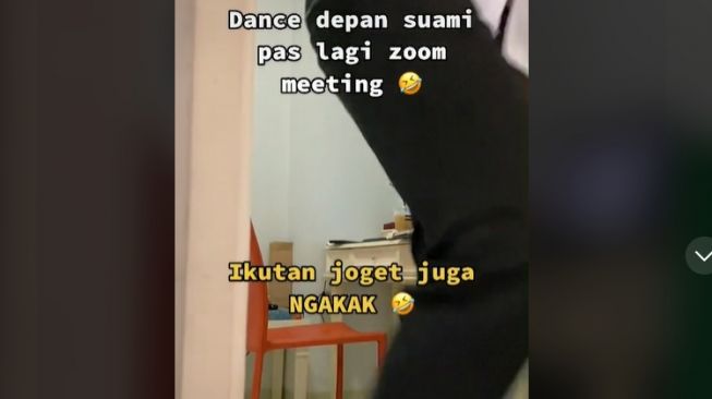 Aksi istri joget-joget bikin suami tak fokus saat rapat online (tiktok)