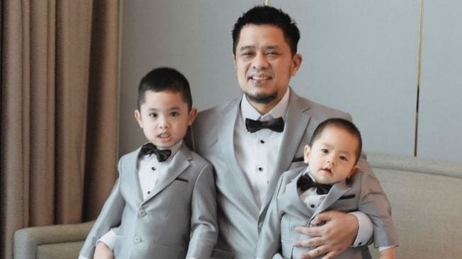 Potret Suami dan Anak Oki Setiana Dewi (Instagram/@oryvitrio)