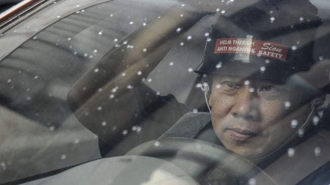 Seorang praktisi kesehatan Simon Sanjaya mencoba helm terapi anti ngantuk di Andir, Bandung, Jawa Barat, Jumat (19/11/2021). [ANTARA FOTO/Raisan Al Farisi]