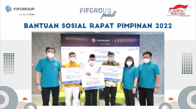 FIFGROUP Berbagi ke 10 Rumah Ibadah dari 5 Agama