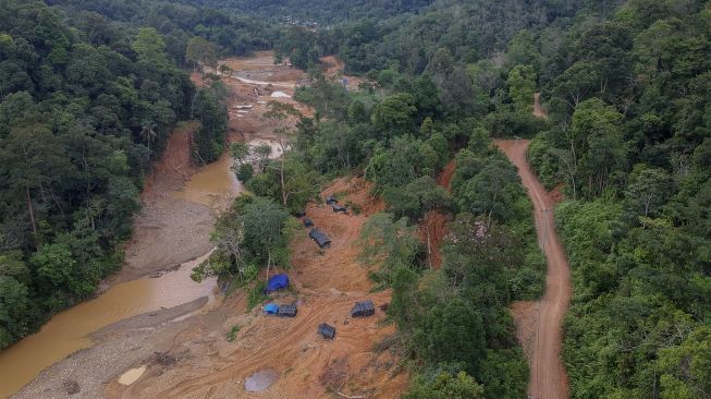 Foto udara kerusakan Lanskap Bukit Bulan akibat aktivitas pertambangan emas ilegal di Desa Lubuk Bedorong, Limun, Sarolangun, Jambi, Kamis (18/11/2021). [ANTARA FOTO/Wahdi Septiawan]