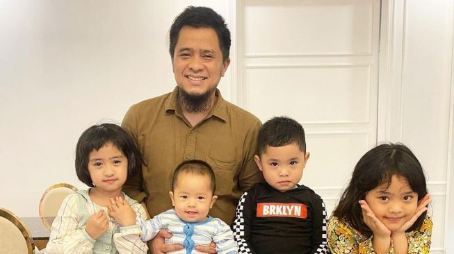 Potret Suami dan Anak Oki Setiana Dewi (Instagram/@oryvitrio)